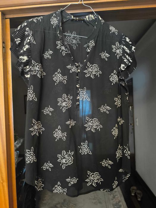 Blusa de manga curta preto e branco com mangas plissadas e decote em V da marca Polo - Ralph Lauren