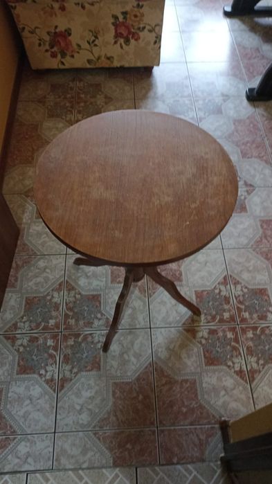 Sprzedam drewniany stolik do odświeżenia