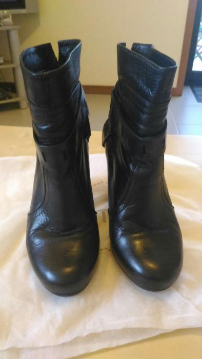 Botins pretos em pele, marca Entrepés, Tam 36.