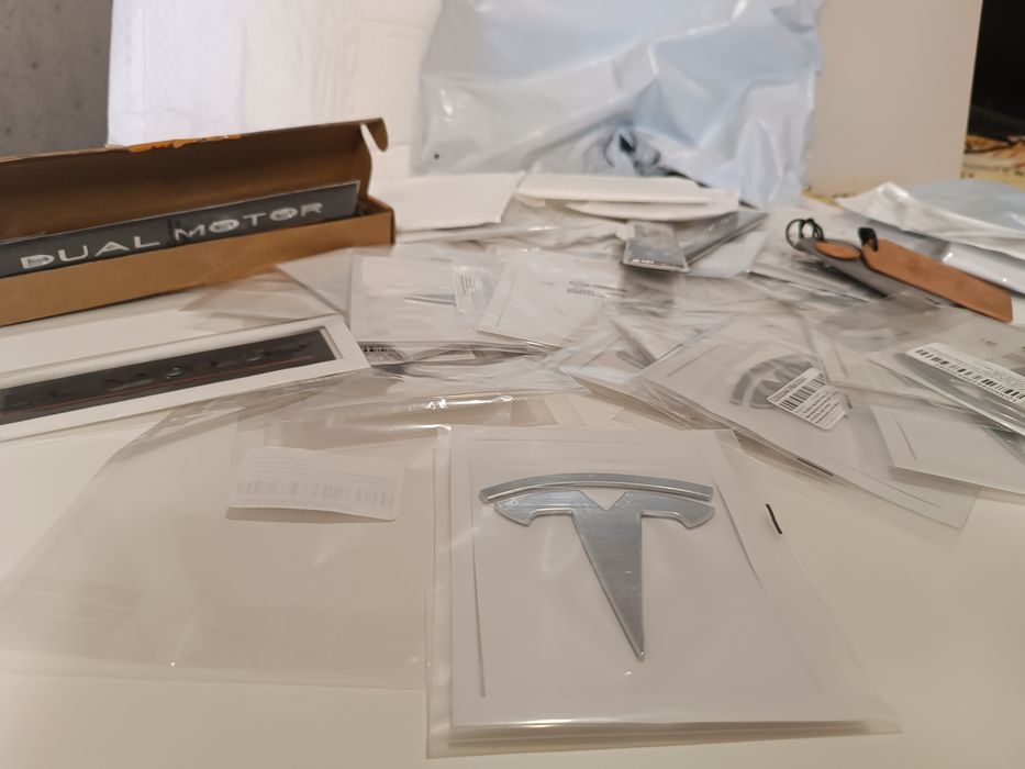 Логотип  Tesla Dual Motor. Наклейки на капот,на задню кришку багажника