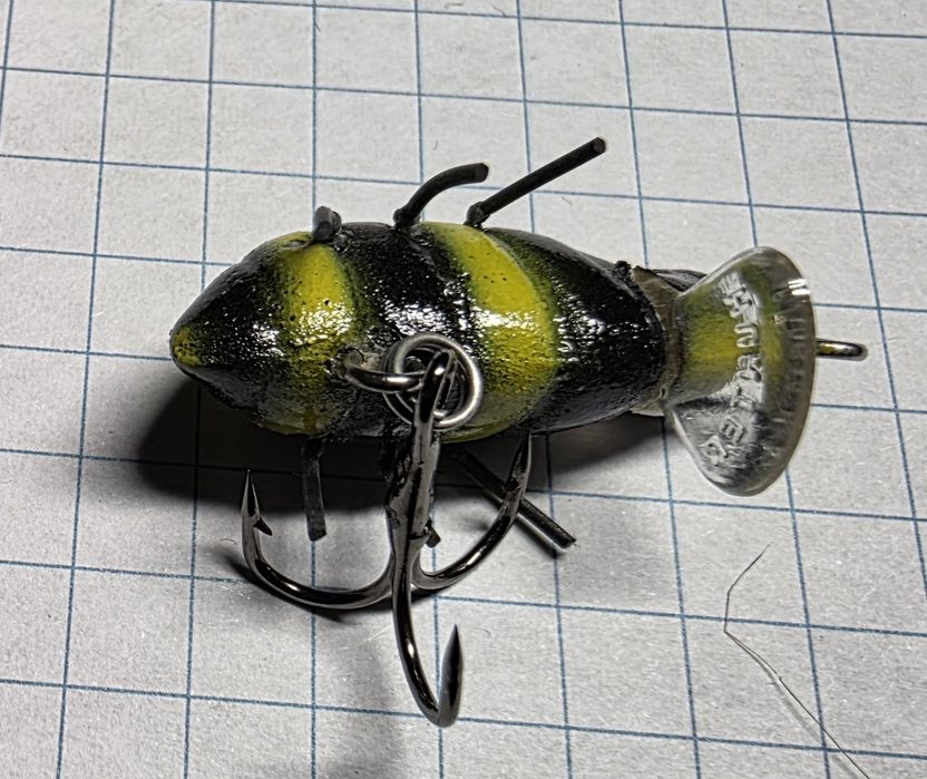 Wobler przynęta uzbrojony 2,5cm owad