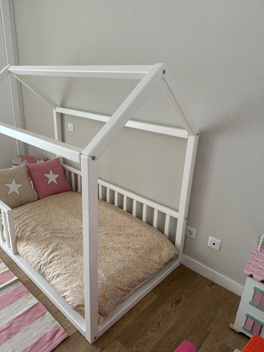 Cama de criança em forma de casinha