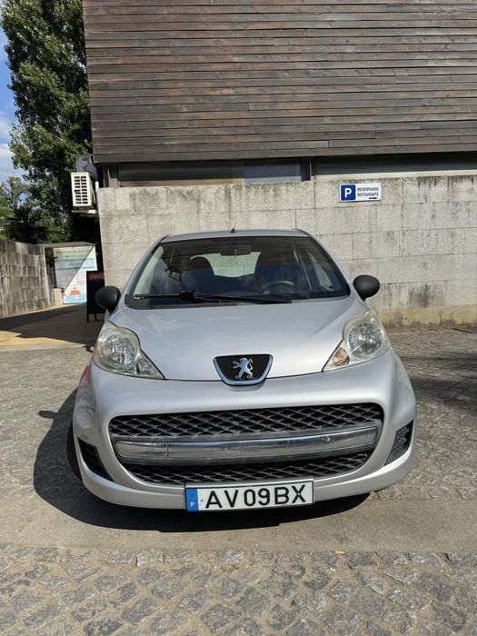 Peugeot 107 1.0 — 5 portas, económico e ideal para cidade