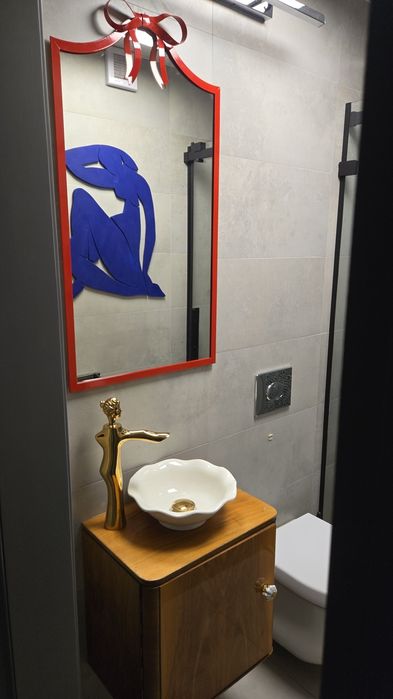 Czerwone  lustro z kokardą