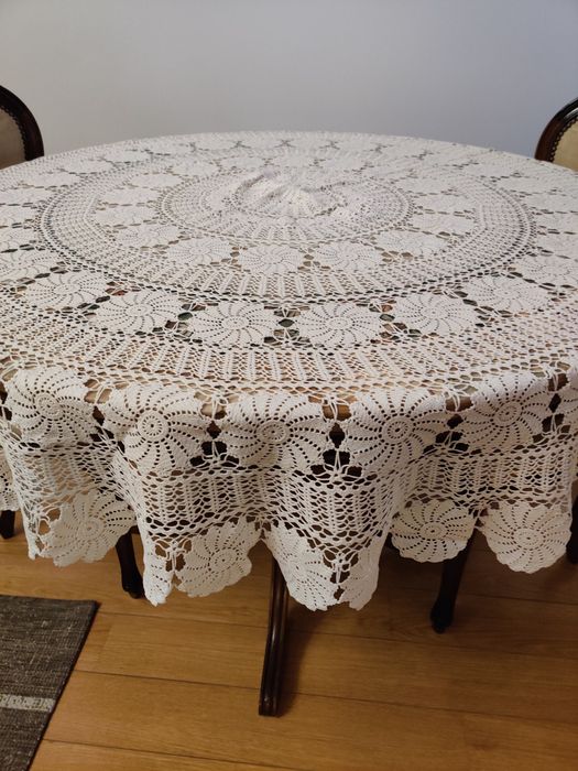 Duas toalhas redondas de crochê