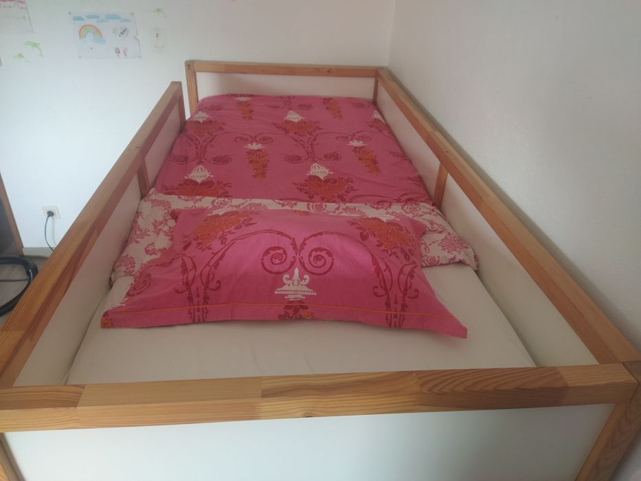 Cama Kura (IKEA) com colchão