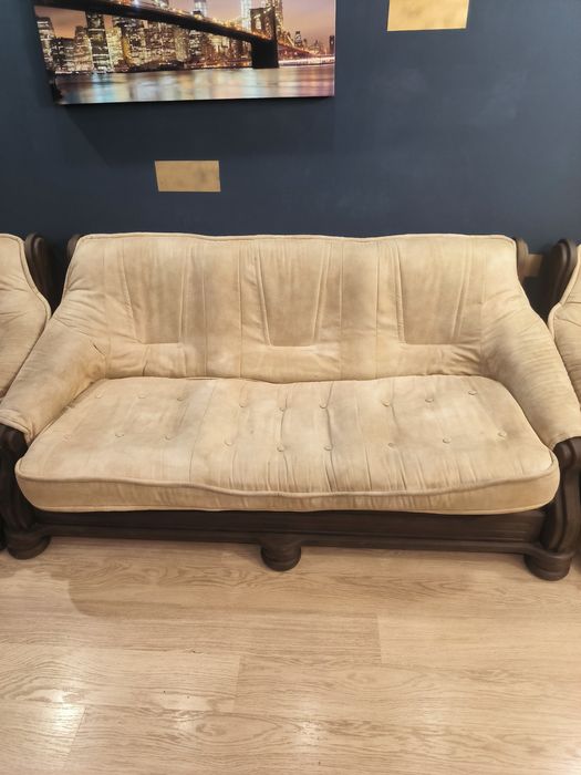 Диван і два крісла.