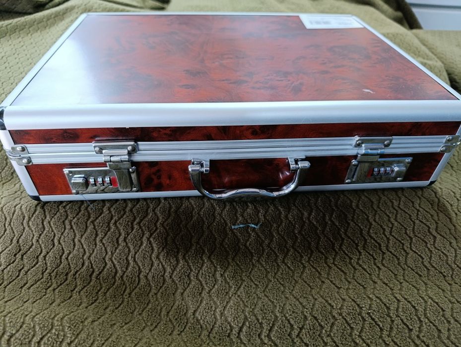 Walizka 44x32cm zamykana