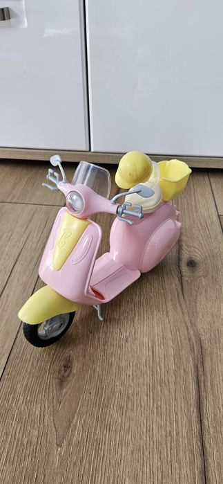 Skuter Barbie a'la Vespa