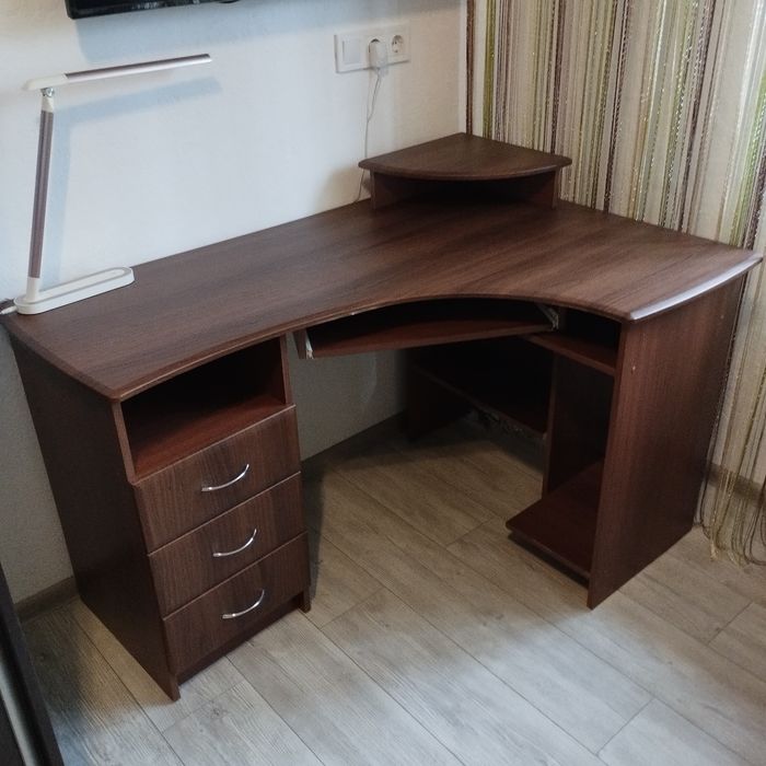 Кутовий комп'ютерний столик