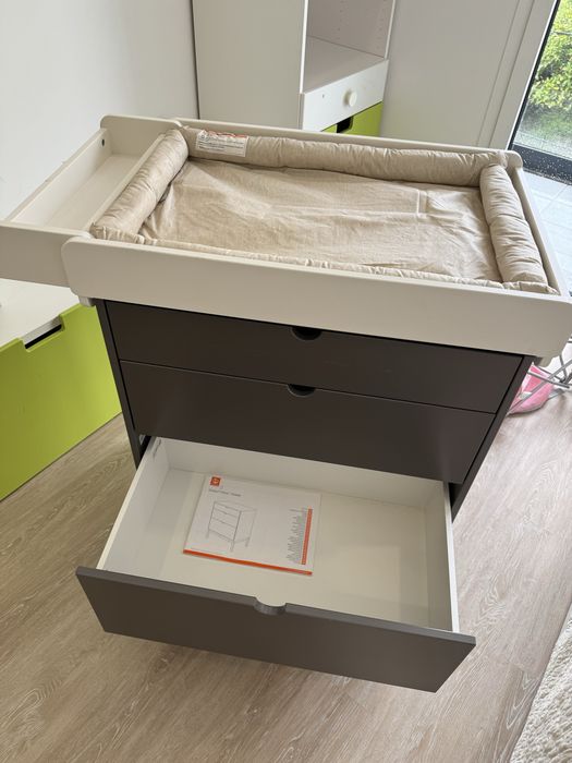 Cómoda Stokke Home + muda-fraldas para bebé