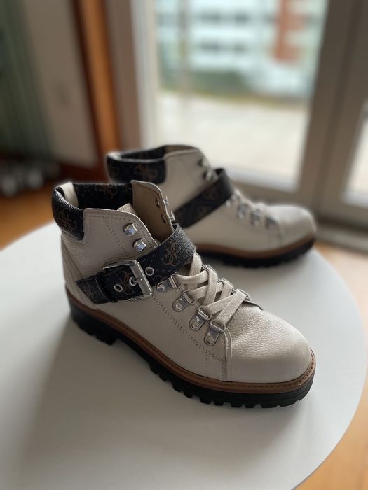 Botins perola Guess em pele