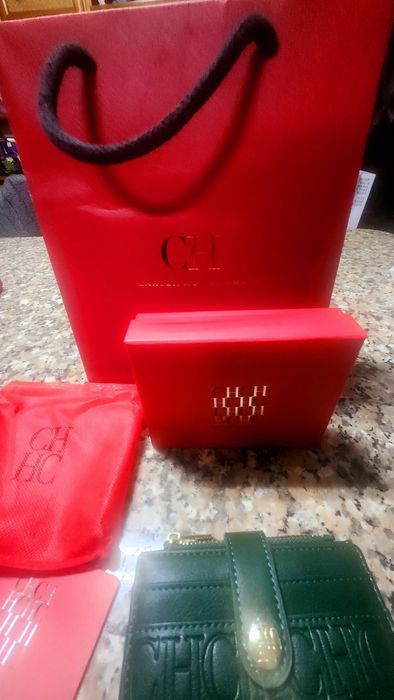 Carteira Carolina Herrera em pele nova