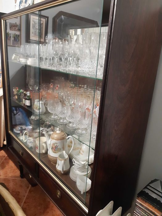 Vitrine de madeira e vidro