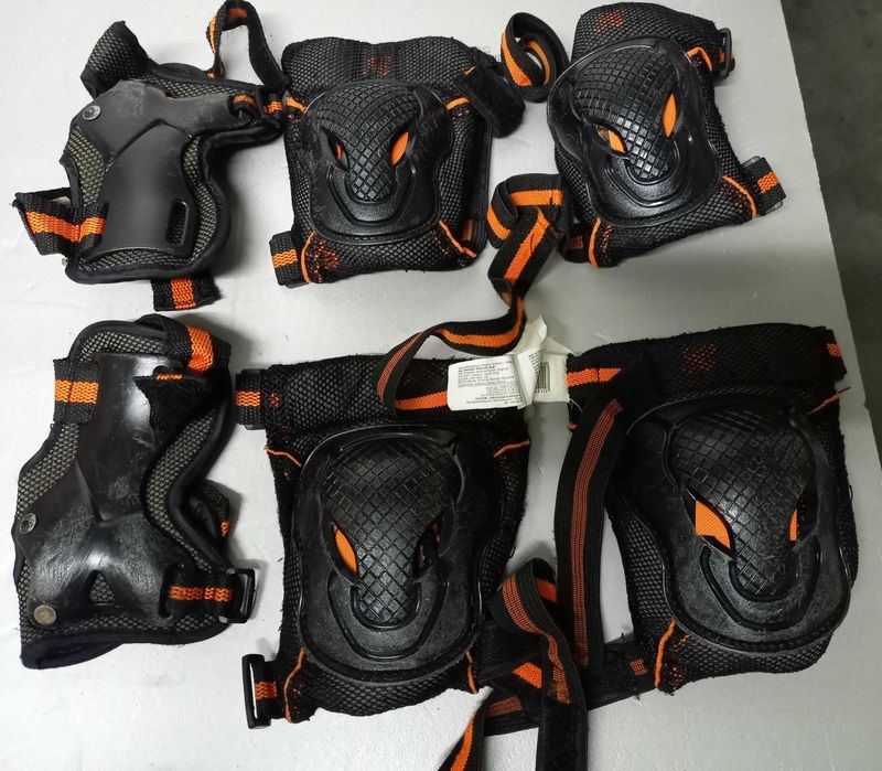 Patins em linha para criança. Inclui proteções.