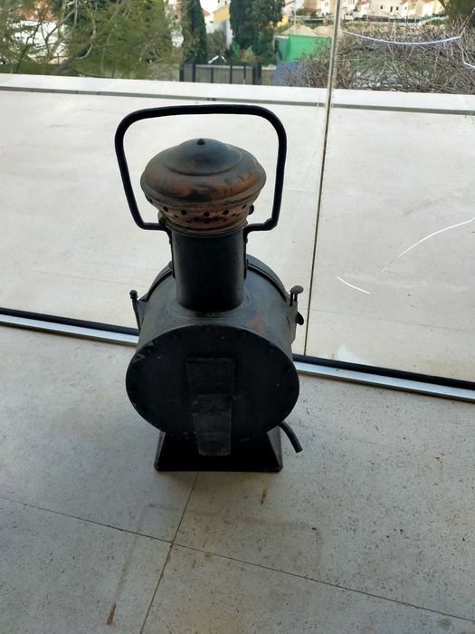 Antiga lanterna de mão de comboio