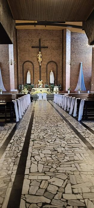 Delikatna dekoracja kościoła, elegancka dekoracja, biały klęcznik, białe krzesła, ślub, wesele, dekoracja ławek, udekorujemy, ślubne dekoracje