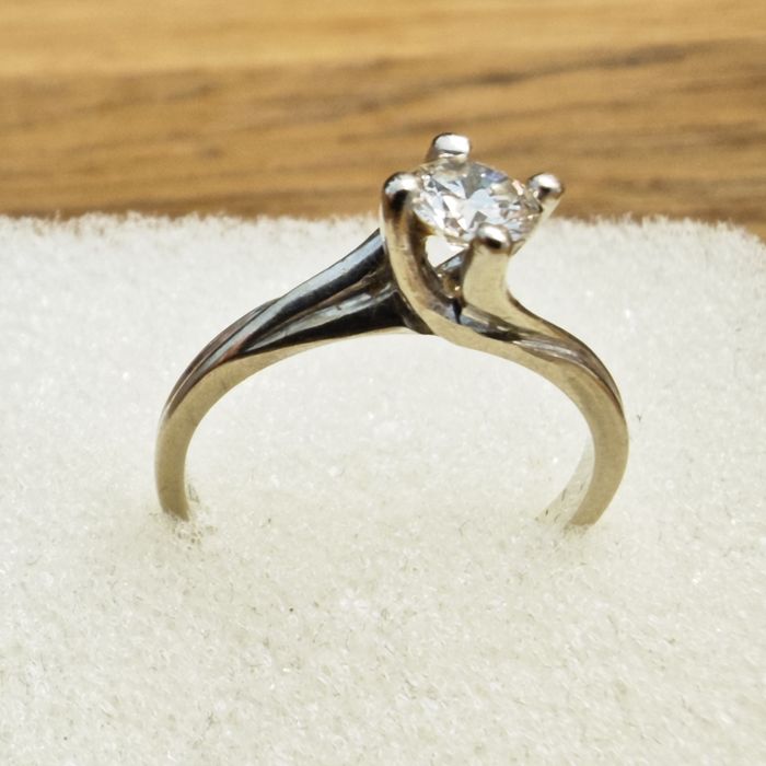 Pierścionek damski. Złoto 585. Brylant 0.44 ct. Certyfikat