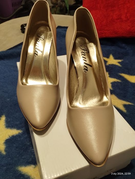 Piękne Czółenka matowe beżowe szpilka 40