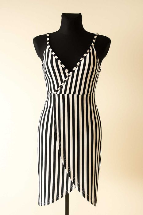 Sukienka w paski biało czarna