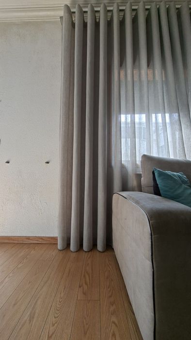 Cortina para sala, em tom cinza, com 2,80 m de altura e 2,00 m de largura.