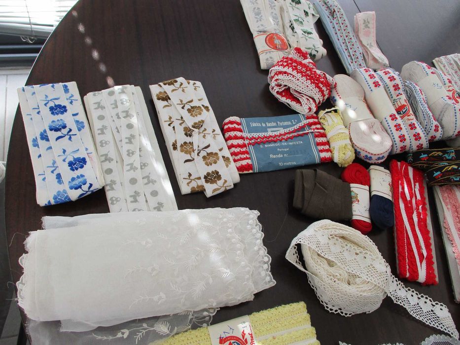Lote de várias rendas brancas para aplicações, fitas bordadas decorativas, fita grega, restos novos de retrosaria
