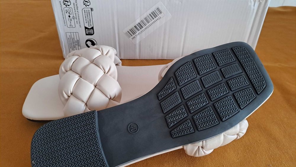 Chinelas cremes entrelançadas. Nº 40. Novas.