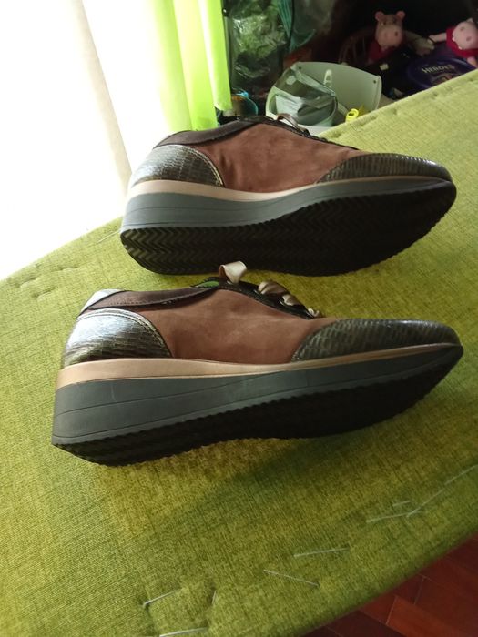 Sapatos castanhos com Cunha. 40