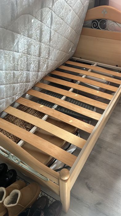 Cama de solteiro Ilídio da Mota em madeira clara (sem colchão)