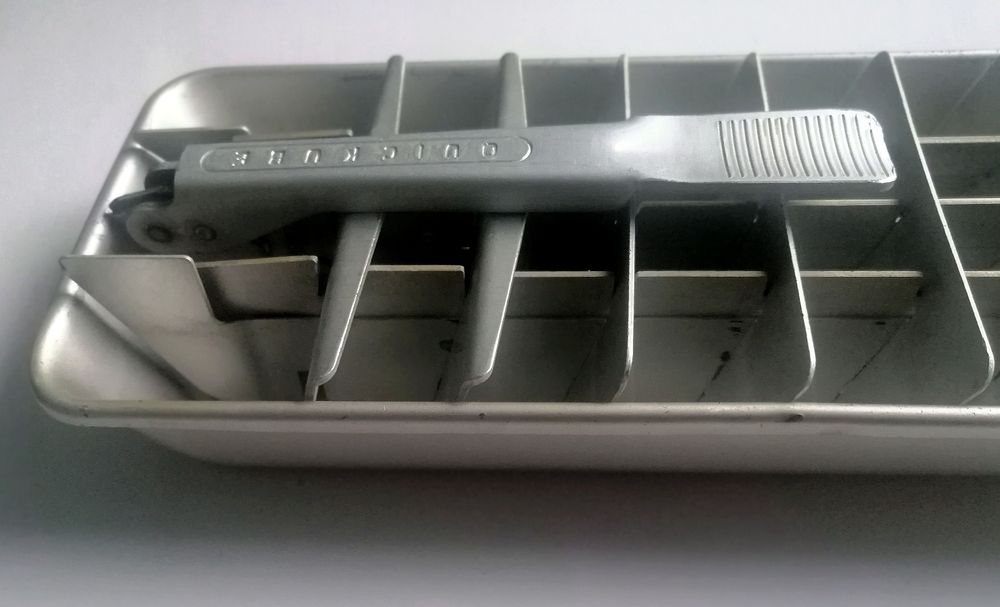 Antigo tabuleiro gelo em metal utilizado nos frigoríficos Frigidaire