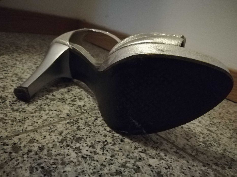 sandálias prateadas