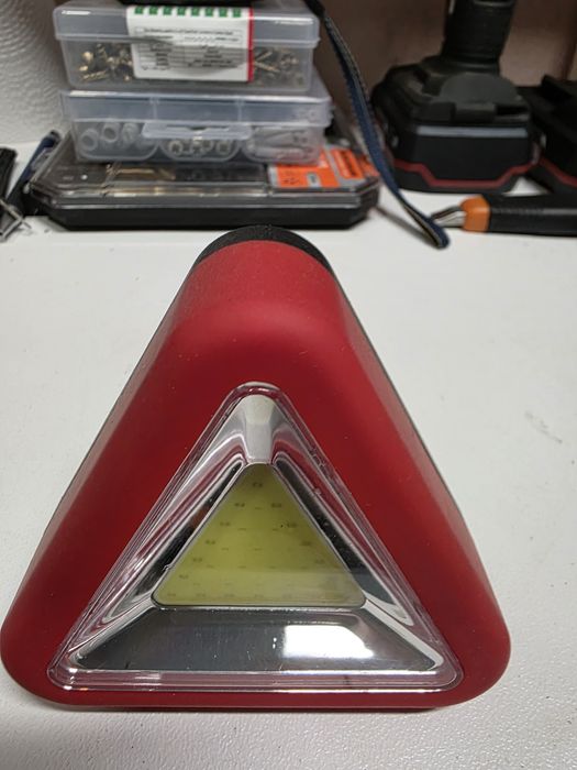 Triangulo de émergencia! Tem imá para fixar no carro.