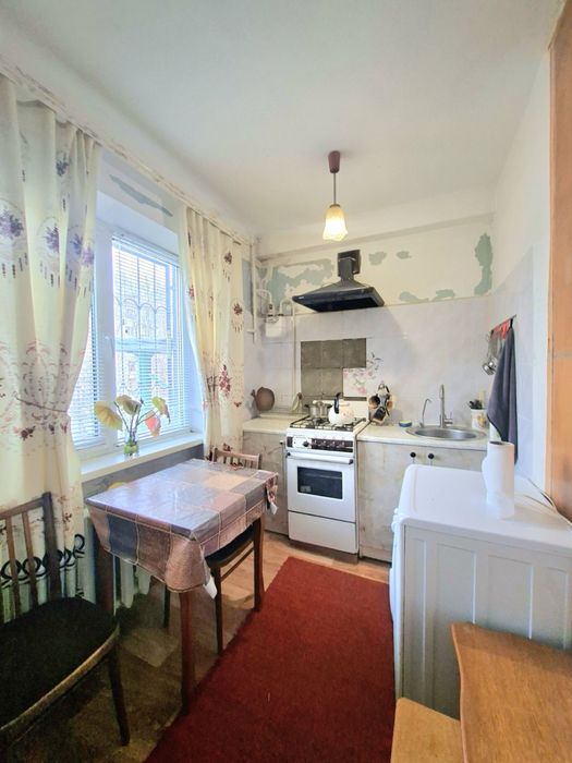 Продаж 2-кімнатної кв 1/5 по Чарівній