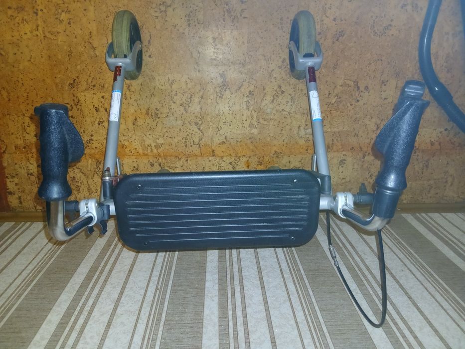 Продам ходунки на колесах