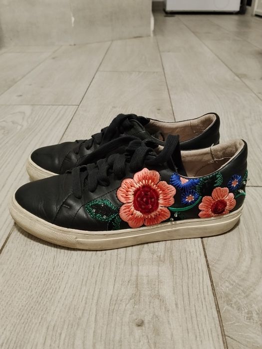 Tenis pretos em pele da Skechers