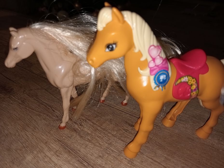 Zestaw dwóch plastikowych koników i renifer