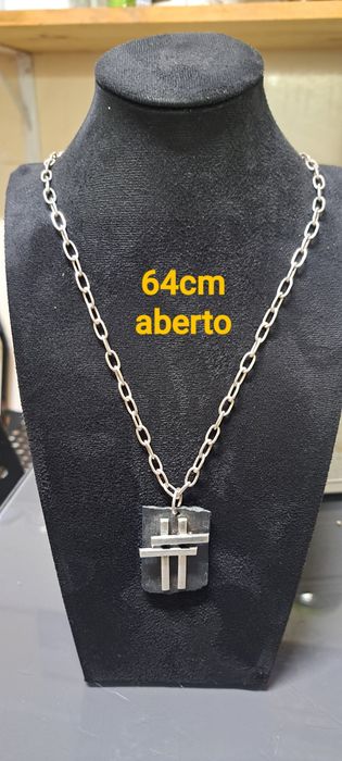 Cordão corrente com pendente em prata contrastada.