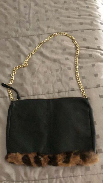 Bolsa com estampa e detalhes dourados