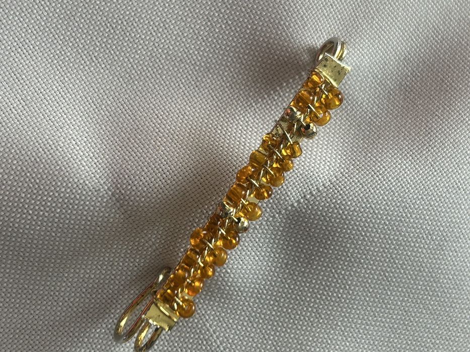 Broszka, agrafka z bursztynkami