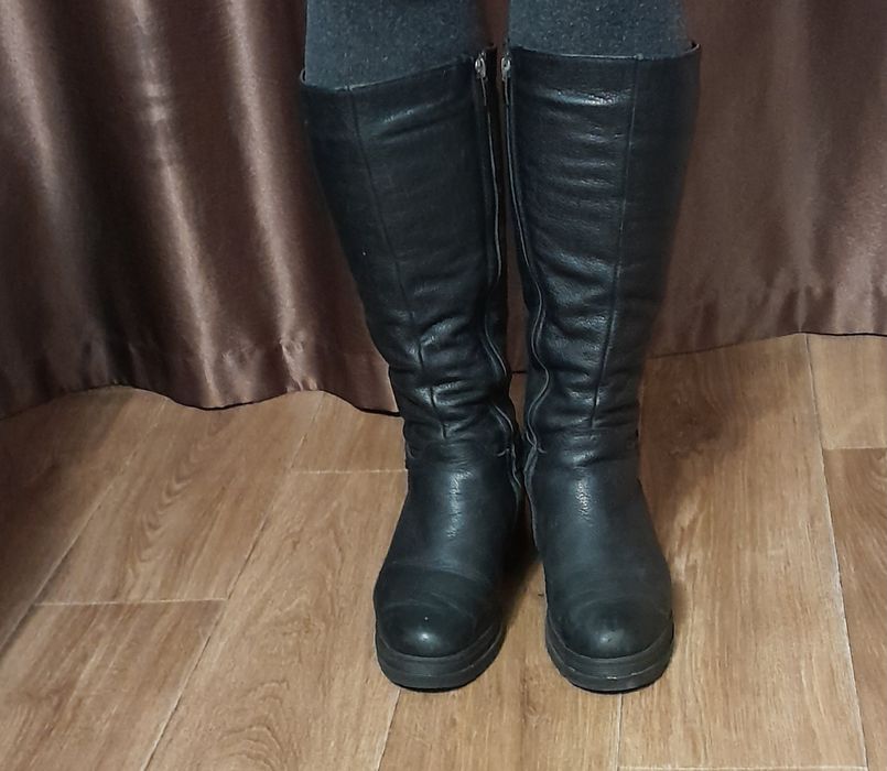 Продам жіночі зимові шкіряні чоботи.