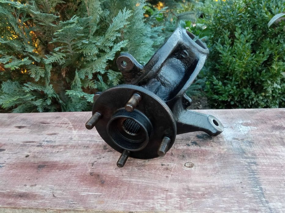 Цапфа зі ступицею і підшипником передня Фієста Кур'єр Мк4