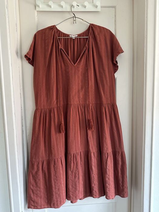 Vestido Anne Weyburn, cor de tijolo, 44, folhos na saia, forro