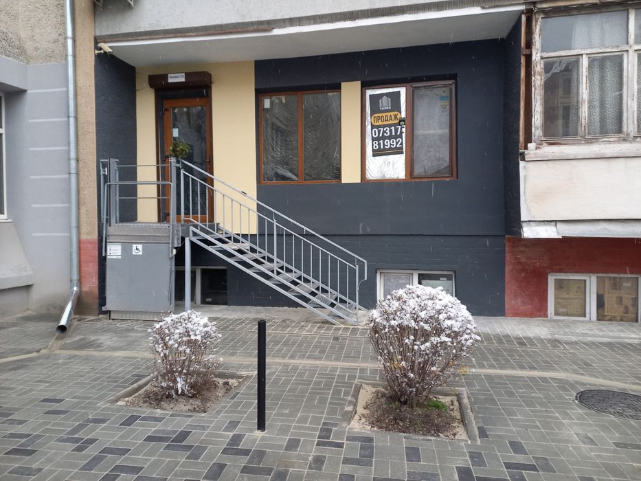 Комерційне приміщення з фасадним входом біля стометрівки