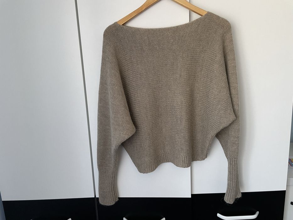 Damski sweter koloru beżowego