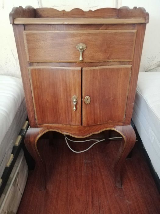 Mesa de cabeceira antiga