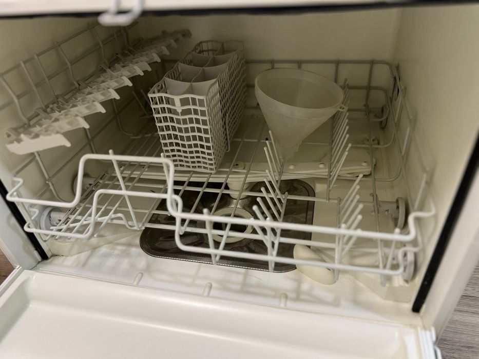 Посудомийна машина Electrolux