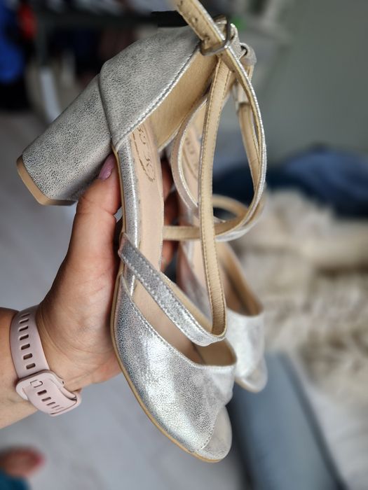 Buty skórzane/sandaly rozm. 37 srebrne na obcasie typu klocek