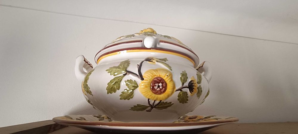 Terrina em faiança pintada à mão com prato