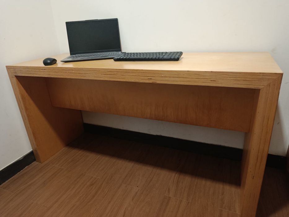 Geladeira 315 litros total 120€  / movel de tv 60€ / secretaria 60€