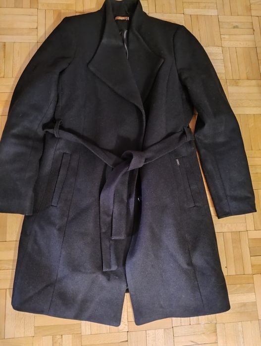 Płaszcz czarny z paskiem 38